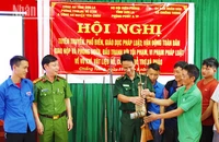 Người dân tự giác mang súng tự chế giao nộp cho các cơ quan chức năng.