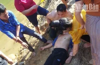 Đại úy Quàng Văn Tám và người dân sơ cứu ban đầu cho anh Giàng A Dệnh.