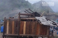 Gió lốc kèm mưa đá làm tốc mái nhà người dân tại xã Chiềng Khay, huyện Quỳnh Nhai. (Ảnh: Người dân cung cấp)