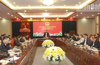Đồng chí Nguyễn Đình Việt, Phó Bí thư Tỉnh ủy, Chủ tịch Ủy ban nhân dân tỉnh Sơn La chủ trì cuộc họp.