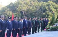 Các đại biểu dâng hoa tại Đài hoa hữu nghị Việt Nam-Lào.