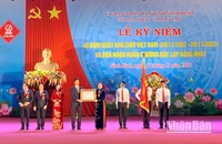 Quang cảnh ngành Giáo dục và Đào tạo Ninh Bình đón nhận Huân chương Độc lập hạng Nhất.