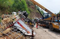 Lực lượng cứu hộ Công an tỉnh Phú Yên đang đưa người bị kẹt trong xe ra ngoài trong vụ tai nạn tại huyện Tuy An.