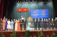 Các đại biểu chúc mừng các nghệ sĩ biểu diễn trong chương trình.