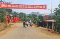 Đường mới, niềm vui của bà con làng Đê Kôn.