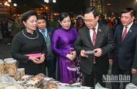 Chủ tịch Quốc hội Vương Đình Huệ và các đại biểu thăm khu trưng bày, giới thiệu sản phẩm nông nghiệp tỉnh Thái Nguyên. (Ảnh: DUY LINH)