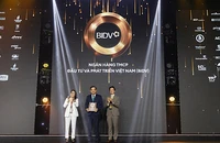 Ông Đặng Văn Tuyên, Ủy viên Hội đồng quản trị ngân hàng BIDV nhận chứng nhận Top 50 công ty niêm yết tốt nhất do Forbes Việt Nam bình chọn.