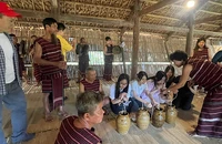 Trải nghiệm uống rượu cần cùng đồng bào.