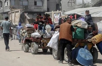 Người dân Palestine đi sơ tán tránh xung đột tại Dải Gaza. (Ảnh: THX/TTXVN)