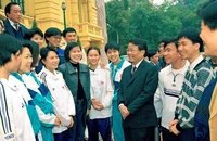 Chủ tịch nước Trần Đức Lương gặp gỡ tài năng trẻ trong các lĩnh vực giáo dục, văn hóa, nghệ thuật và thể thao (Hà Nội, 23/1/2000). (Ảnh TTXVN)