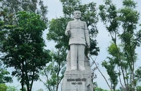 Tượng đài đồng chí Hoàng Quốc Việt tại thành phố Bắc Ninh (tỉnh Bắc Ninh).