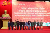 Đại tướng Tô Lâm, Ủy viên Bộ Chính trị, Bộ trưởng Công an cùng Bí thư Tỉnh ủy Hưng Yên tặng quà cho người có công tỉnh Hưng Yên.