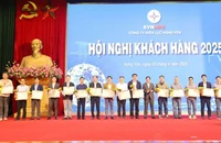 Công ty Điện lực Hưng Yên đã trao giấy khen của Tổng Công ty Điện lực miền Bắc tới 16 khách hàng tiêu biểu trong công tác điều chỉnh phụ tải.