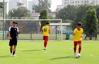 Các cầu thủ và huấn luyện viên tham gia tập huấn.