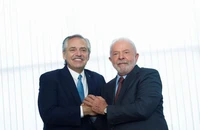 Tổng thống Brazil Luiz Inacio Lula da Silva và người đồng cấp Argentina Alberto Fernandez. (Ảnh: Reuters)