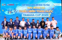Đại diện ban tổ chức cùng nhà tài trợ chụp ảnh lưu niệm cùng các cầu thủ thiếu niên tại buổi họp báo.