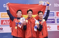 3 nam vận động viên đội tuyển karate Việt Nam (Phạm Minh Đức, Giang Việt Anh, Lê Hồng Phúc) vui mừng với tấm Huy chương Vàng nội dung kata đồng đội nam. (Ảnh: TTXVN)