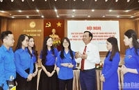 Chủ tịch Ủy ban nhân dân tỉnh Quảng Trị Võ Văn Hưng trò chuyện với cán bộ đoàn, đoàn viên, thanh niên.