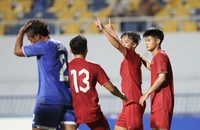 Hữu Tuấn ăn mừng siêu phẩm mở tỷ số cho U23 Việt Nam. (Ảnh: WS)