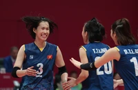 Thanh Thúy ăn mừng cùng các đồng đội. (Ảnh: Bùi Lượng)