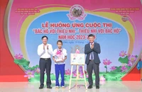 Các đại biểu trao giải cuộc thi vẽ tranh tại chỗ hưởng ứng cuộc thi.