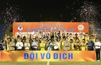 U19 Hà Nội nâng cao cúp vô địch Giải vô địch U19 quốc gia 2024. (Ảnh: VFF)