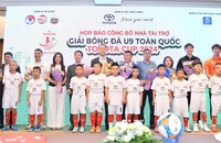 Ban tổ chức cùng các vận động viên nhí tại sự kiện. (Ảnh: BTC)