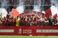 Manchester United ăn mừng vô địch cúp FA.