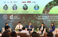 Các đại biểu doanh nghiệp, chuyên gia tham gia thảo luận tại tọa đàm.