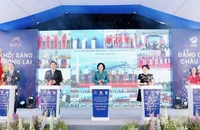 Các đại biểu thực hiện nghi thức khởi công Dự án nhà ở xã hội Kira Home.