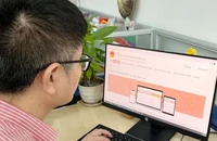 Người dân thực hiện dịch vụ công trực tuyến (Nguồn: Internet)
