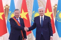 Tổng thống Kassym-Jomart Tokayev trao Huân chương Hữu nghị hạng Nhất của Kazakhstan tặng Tổng Bí thư Tô Lâm. (Ảnh: TTXVN)