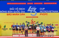 Đại diện Ban tổ chức trao huy chương và cúp cho các đội đoạt giải tại nội dung đồng đội nam. (Ảnh: DUY LINH)