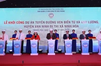 Đại biểu bấm nút khởi công Dự án Tuyến đường ven biển từ xã Vạn Lương (huyện Vạn Ninh) đi thị xã Ninh Hòa. (Ảnh: CTV)