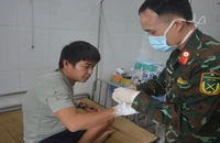 Quân y Bệnh xá Song Tử Tây chăm sóc vết thương cho bệnh nhân Võ Xuân Vĩ. (Ảnh: CTV HQ)