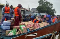 "Đội tàu nghĩa hiệp" của vùng biển Ngư Thủy đã xuất hiện tại ngã tư Cam Liên, huyện Lệ Thủy, tỉnh Quảng Bình giúp hỗ trợ vận chuyển hàng cứu trợ vào cho người dân vùng lũ. Ảnh: Quốc Nam