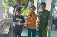 Dưới sự chứng kiến của Công an xã, em Nhân đã trao lại số tiền cho bà Nhanh bị đánh rơi trước đó.