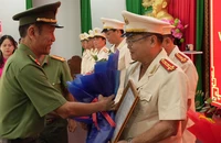 Đại tá Nguyễn Văn Nhựt, Giám đốc Công an tỉnh Tiền Giang trao Quyết định cho các đồng chí nghỉ công tác hưởng chế độ hưu trí.