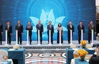 Chủ tịch Quốc hội Vương Đình Huệ và các đại biểu thực hiện nghi thức chào mừng chuyến bay thứ 100.000 của Vietnam Airlines tới Trung Quốc. (Ảnh: TTXVN)