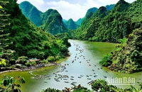 Quần thể danh thắng Tràng An thu hút khách du lịch bởi nhiều cảnh đẹp thiên nhiên hùng vĩ, linh thiêng và các kỷ lục thế giới.