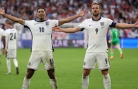 Anh và Tây Ban Nha đã trở thành những cái tên tiếp theo góp mặt ở tứ kết EURO 2024 sau những chiến thắng ngược dòng tại vòng 1/8. (Ảnh: TTXVN)