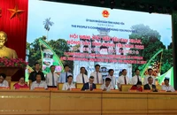 Đại diện tập đoàn Central Retail (giữa) ký kết Thỏa thuận hợp tác (MOU) với các doanh nghiệp, hợp tác xã trên địa bàn Hưng Yên.