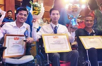 Các đại biểu chương trình "Tỏa sáng nghị lực Việt" năm 2022 nhận Bằng khen và các phần quà từ ban tổ chức. 