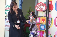 Cô giáo Đỗ Thị Loan, Phó Hiệu trưởng Trường mầm non Kim Nọi (huyện Mù Cang Chải, tỉnh Yên Bái) chuẩn bị trang phục cho học sinh trước giờ học STEM.
