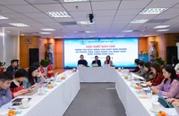 Lãnh đạo Tập đoàn và Công đoàn Dệt may Việt Nam thông tin hoạt động sản xuất kinh doanh tại buổi gặp mặt báo chí.