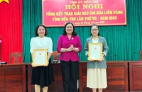 Phó Bí thư Thường trực Tỉnh ủy Hồ Thị Hoàng Yến trao giải Nhất giải báo chí Búa liềm vàng lần thứ VII, năm 2022 cho các tác giả đạt giải.
