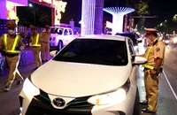 Tổ công tác Cục Cảnh sát giao thông kiểm tra nồng độ cồn trên đường Võ Thị Sáu, thành phố Biên Hòa.