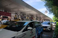 Các hãng taxi đón khách tại làn C sân bay Tân Sơn Nhất. (Ảnh: THẾ ANH)