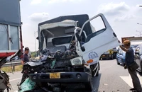 Sau cú va chạm khiến đầu xe tải bị bẹp rúm.