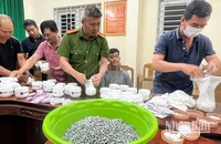 Lực lượng công an thu giữ số ma túy tổng hợp.